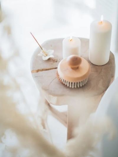 The quality of the wick and its installation determines the long performance of pillar candles.
