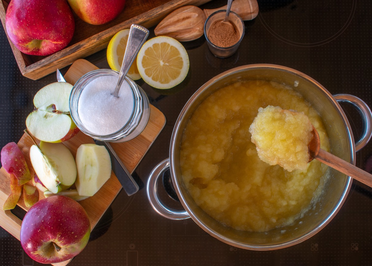 apple-sauce-preparation
