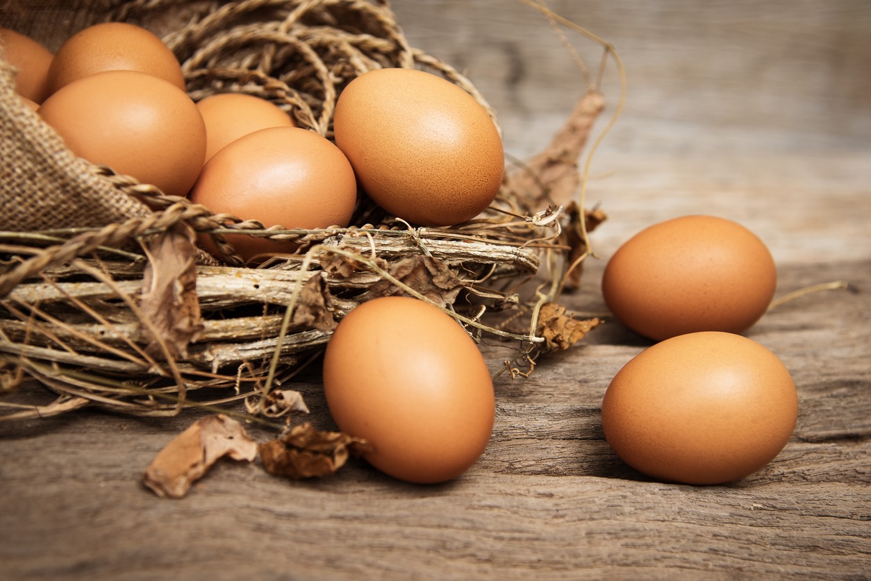 closeup-group-of-raw-egg-put-on-wooden-timber