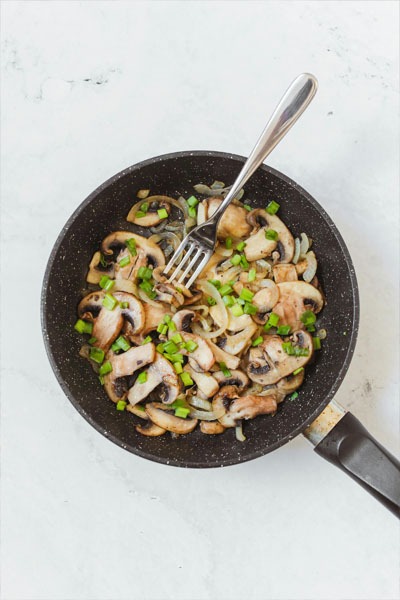 stir-fried mushrooms with onion leeks