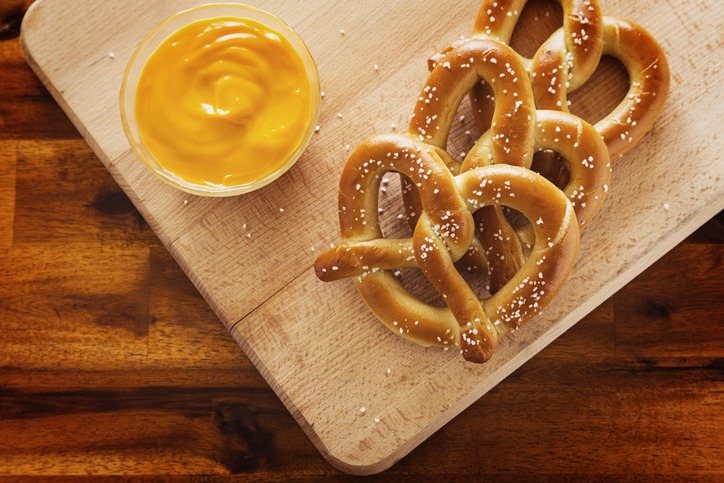 Pretzels with cheese sauce