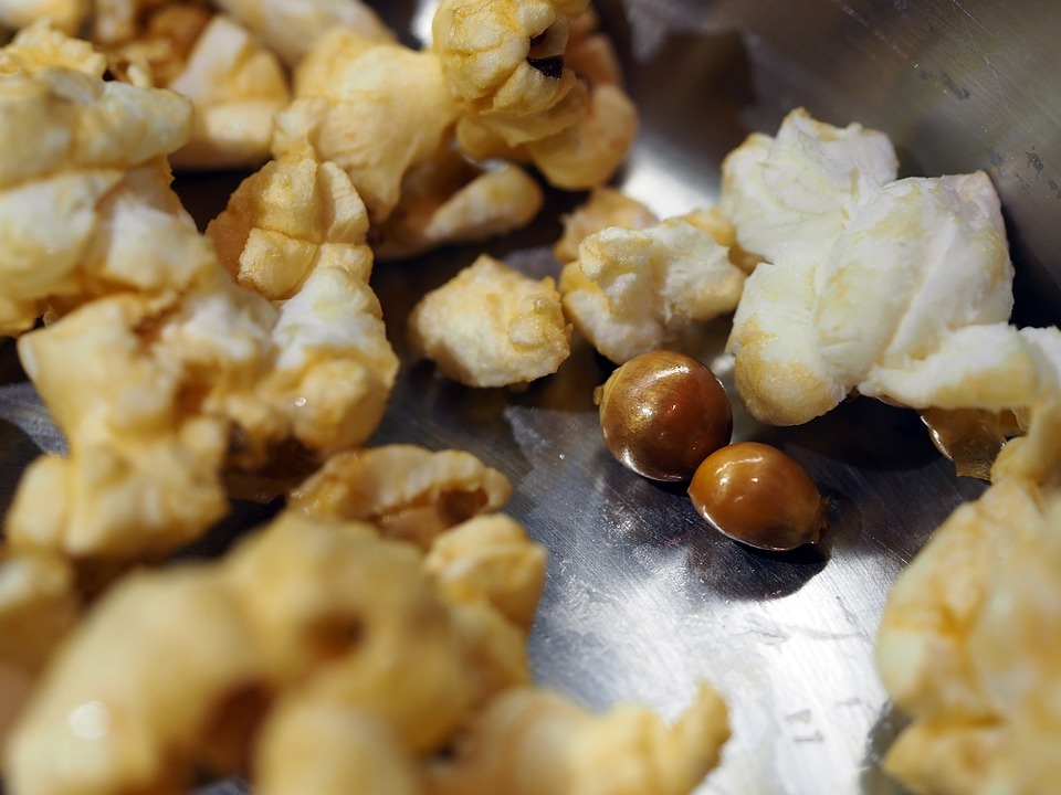 caramel popcorn. corn kernels