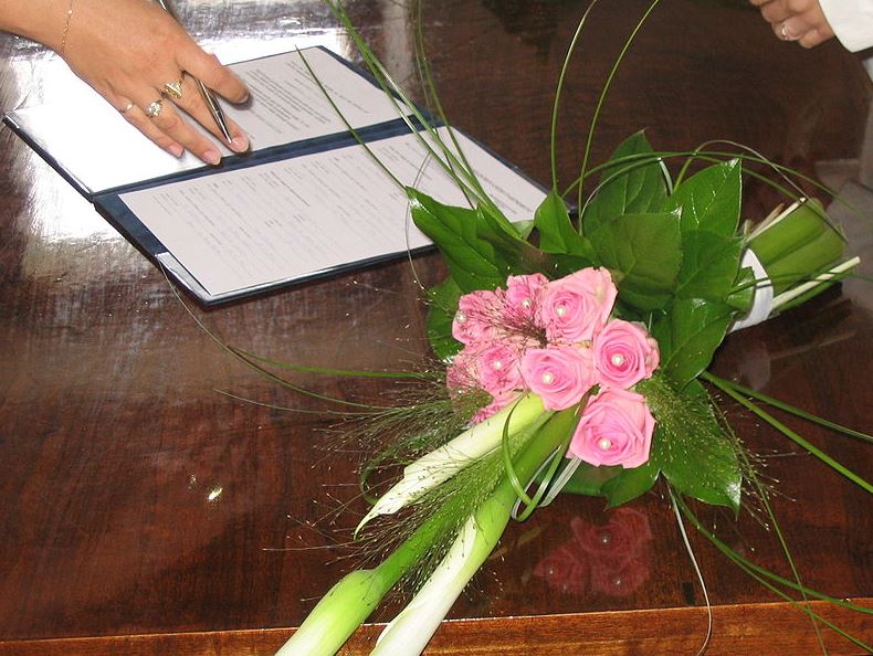 Modern bouquet arrangement.