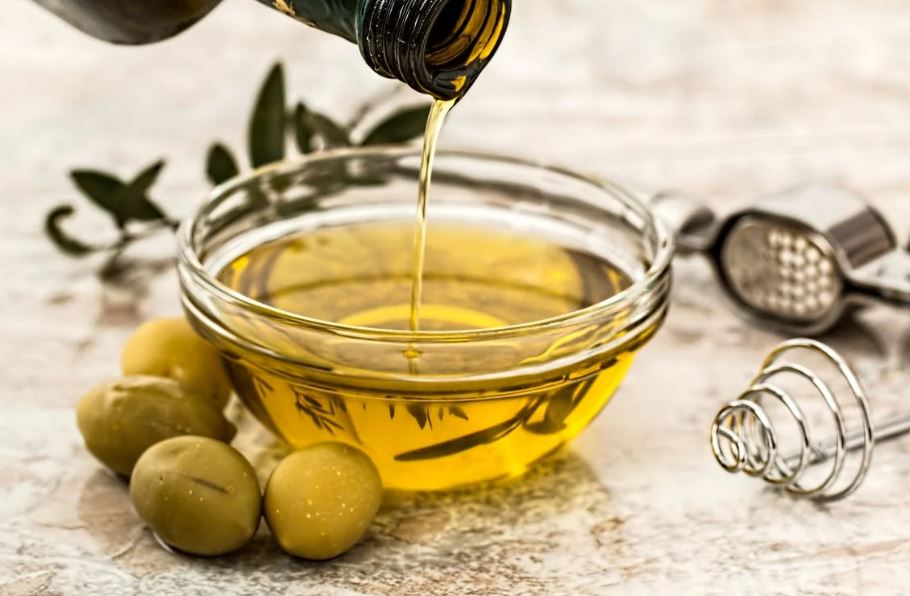 There are numerous health benefits to giving olive oil to your chickens